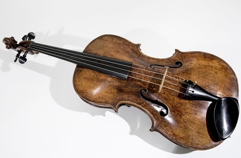 Die Liebe seines Lebens ist aus Holz und über 300 Jahre alt: Die Stradivari „Lady Inchiquin“ ist die Stimme des Star-Geigers Frank Peter Zimmermann. Doch zwei Jahre musste er auf das Sechs-Millionen-Instrument durch die Insolvenz der Eigentümerin, der West-LB, verzichten. Der Dokumentarfilm begleitet den Geiger bei der Wiederannäherung an seine verloren geglaubte Liebe, seine ureigene Stimme. Bild: Eine Violine. Weiteres Bildmaterial finden Sie unter www.br-foto.de. – Bild: BR/Philipp Kimmelzwinger Die Liebe seines Lebens ist aus Holz und über 300 Jahre alt: Die Stradivari „Lady Inchiquin“ ist die Stimme des Star-Geigers Frank Peter Zimmermann. Doch zwei Jahre musste er auf das Sechs-Millionen-Instrument durch die Insolvenz der Eigentümerin, der West-LB, verzichten. Der Dokumentarfilm begleitet den Geiger bei der Wiederannäherung an seine verloren geglaubte Liebe, seine ureigene Stimme. Bild: Eine Violine. Weiteres Bildmaterial finden Sie unter www.br-foto.de. – Bild: BR/Philipp Kimmelzwinger