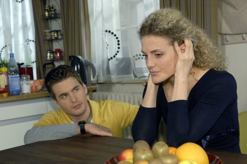 Lars (Alexander Klaws, l.) ist fassungslos, als die verzweifelte Maja (Barbara Lanz, r.) ihm seine Vaterschaft bestätigt … – Bild: Claudius Pflug /​ Sat.1