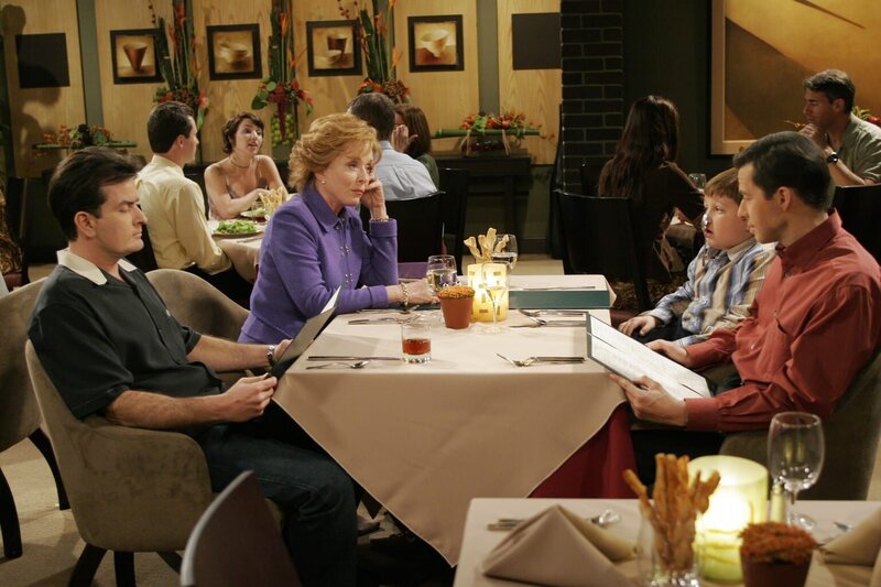 Familienessen: Charlie (Charlie Sheen, l.) Evelyn (Holland Taylor, 2.v.l.), Jake (Angus T. Jones, 2.v.r.) und Alan (Jon Cryer, r.) … – Bild: Warner Brothers Entertainment Inc. Lizenzbild frei