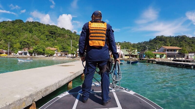 Polizist auf einem Boot – Bild: RTL /​ OMAVA LLC