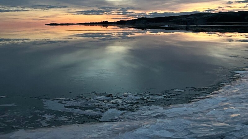 Wintersonne an der Kurischen Nehrung, auf dem Haff bildet sich Eis. – Bild: ZDF