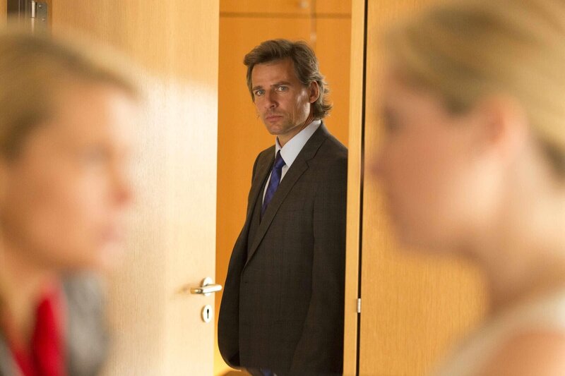 Auge um Auge – der Kampf um Staatsanwalt von Grün ist eröffnet: Danni (Annette Frier, l.) und Biggi (Caroline Frier, r.) … – Bild: SAT.1 /​ Frank Dicks