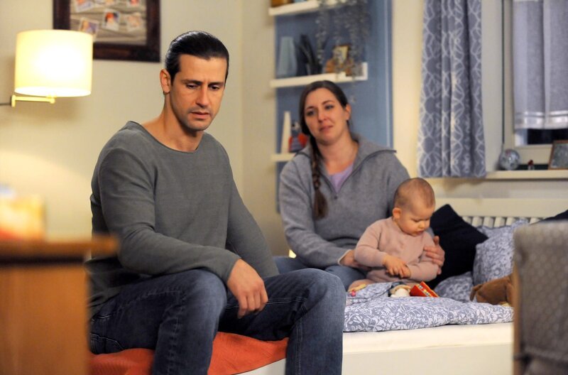 Julian (Sandro Kirtzel) und Sophia (Patricia Freund) müssen sich entscheiden, ob sie sich trennen oder doch zusammen bleiben. – Bild: BR/​Marco Orlando Pichler