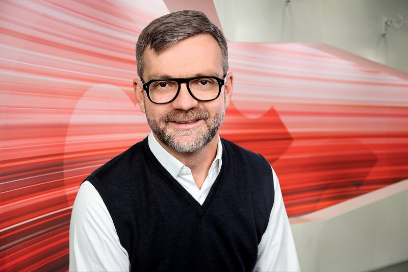 Peter Düggeli Moderator Club – Bild: SRF/​Oscar Alessio