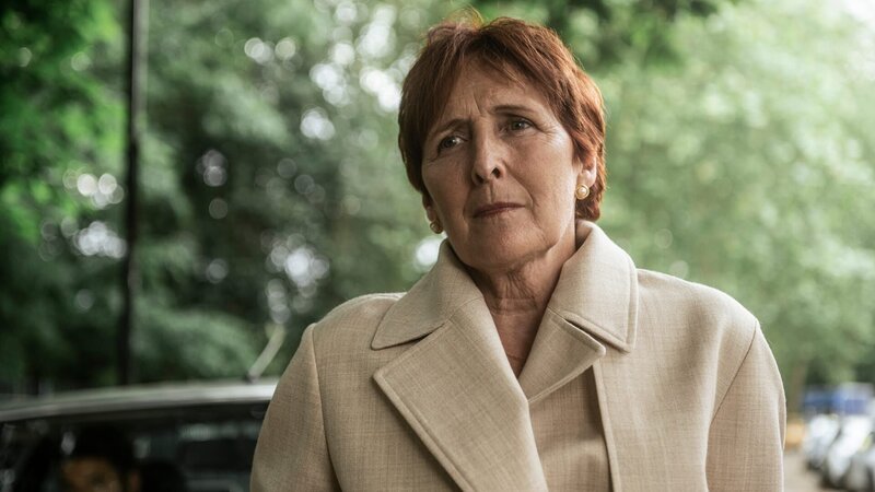 Obwohl Carolyn (Fiona Shaw) eine neue Stelle als Kultur-Attaché auf Mallorca hat, lässt sie der Fall nicht los. Neue blutige Entwicklungen rund um die „Zwölf“ erregen ihre Aufmerksamkeit. – Bild: Anika Molnar