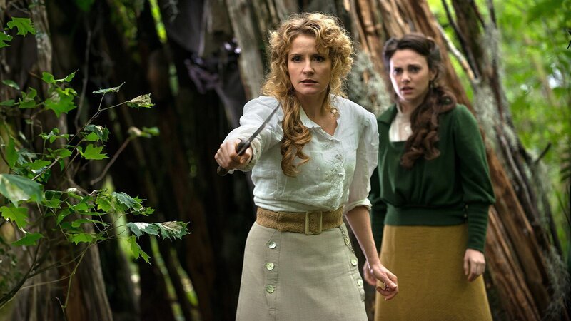 L-R: Dr. Julia Ogden (Helene Joy), Dr. Emily Grace (Georgina Reilly) – Bild: AXN White