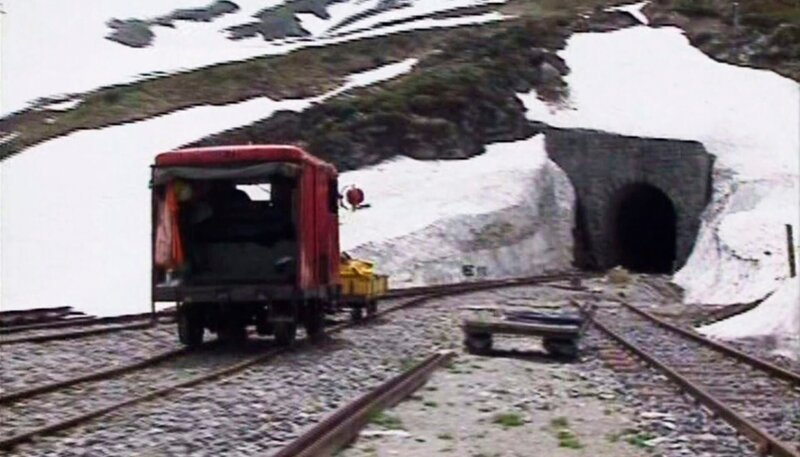 Einfahrt in den Furka Scheiteltunnel. – Bild: SWR