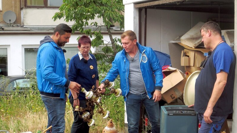 Die Trödelprofis Sükrü Pehlivan (li.) und Otto Schulte (2.v.re.) bei der Begehung mit Sabine und Frank (re.) – Bild: RTL Zwei