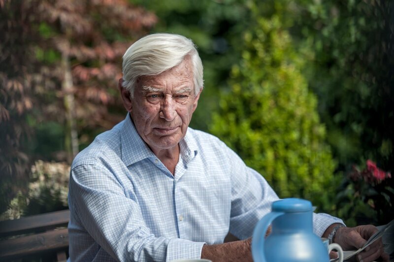 Dr. Roman Melchinger (Siegfried Rauch) berät Dr. Gruber in schwierigen Fällen. – Bild: Stefanie Leo