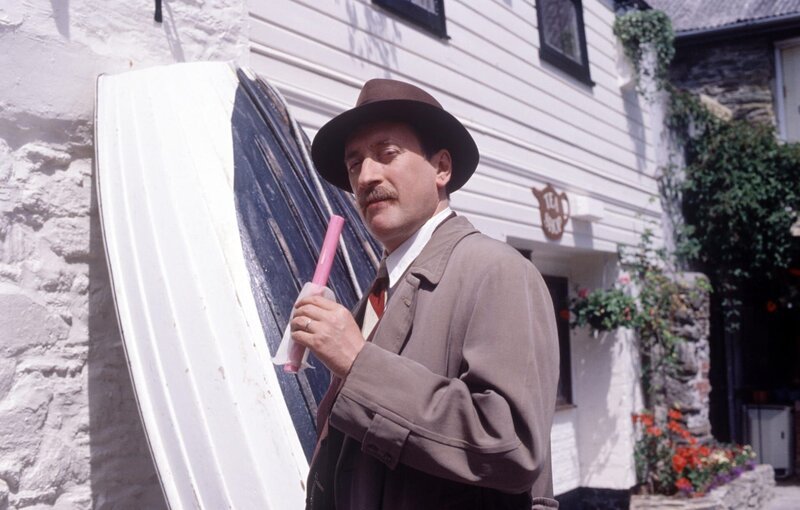 „Agatha Christie?s Poirot“, „Das Haus auf der Klippe (2/​2).“ Poirot verletzt sich an seinem Ferienort St. Looe in Cornwall den Knöchel. Es stellt sich heraus, dass Nick Buckley, die ihm zur Hilfe eilt, selbst Schutz benötigt. In den letzten Tagen wurden offenbar drei Anschläge auf ihr Leben verübt. Ihre Freunde nehmen die Bedrohung nicht ernst, aber die Situation ändert sich schlagartig, als Nicks Cousine erschossen wird. Poirot unternimmt alles, um seine Klientin zu schützen und den Mörder zu finden, bevor dieser ein zweites Mal zuschlägt. Gedreht wurde diese Folge nicht an der sogenannten Cornish Riviera, sondern 150 km östlich davon in Salcombe in Devon. Dort hatte Regisseur Renny Rye Drehorte gefunden, die besser dem Stil der Dreißigerjahre entsprachen.Mit: David Suchet (Hercules Poirot), Hugh Fraser (Captain Haistings), Philip Jackson (Chief-Inspector Japp)Im Bild: SENDUNG: ORF3 – DO – 11.07.2019 – 22:50 UHR. – Veroeffentlichung fuer Pressezwecke honorarfrei ausschliesslich im Zusammenhang mit oben genannter Sendung oder Veranstaltung des ORF bei Urhebernennung. – Bild: ITV Studios