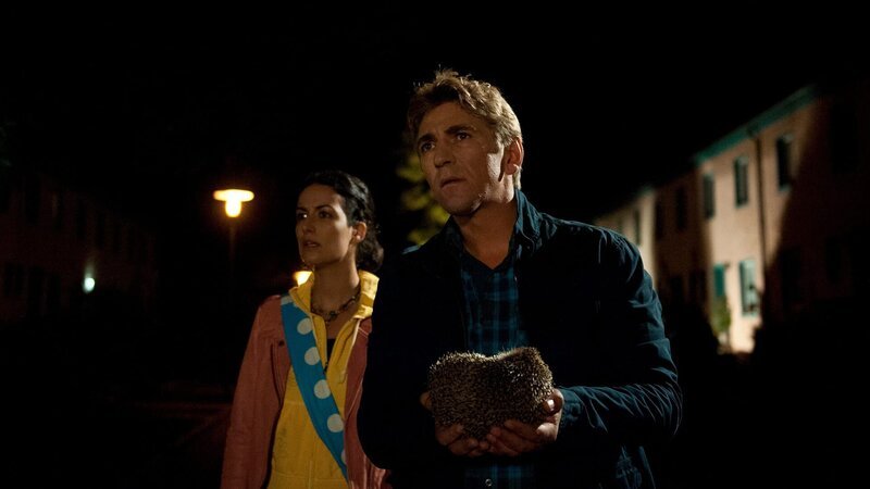Fritz Fuchs (Guido Hammesfahr) und Yasemin (Sanam Afrashteh) können es nicht fassen – ein Einbruch im Kiosk!? – Bild: ZDF, Antje Dittmann