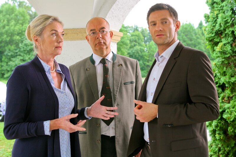 Polizeidirektor Gert Achziger (mi. Alexander Duda) und Kommissar Sven Hansen (re. Igor Jeftic) ermittleln in der Musikakademie und befragen Anna Ferber (li. Birte Berg). – Bild: Honorarfrei – nur für diese Sendung bei Nennung ZDF und Christian A. Rieger