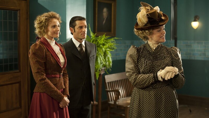 L-R: Dr. Julia Ogden (Helene Joy), William Murdoch (Yannick Bisson) und Laetecia Abbot (Tammy Isbell) – Bild: AXN White