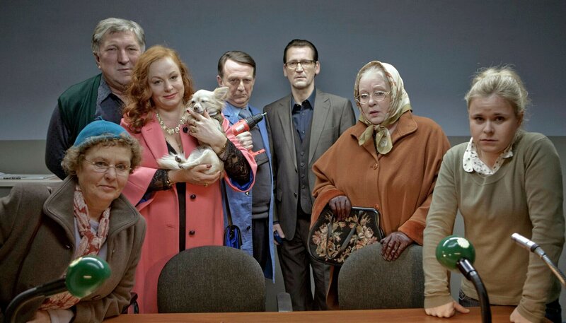 Große Versammlung im Lübecker Kommissariat. V.l.n.r.: Toni Kiesewetter (Petra Kelling), Schroeter (Veit Stübner), Babsi Kräppsl (Petra Berndt), Ernst (Jürgen Uter), Lars Englen (Ingo Naujoks),  Ria Kiesewetter (Ulrike Bliefert), Sandra Schwartenbeck (Marie-Luise Schramm). – Bild: NDR/​ARD/​Georges Pauly