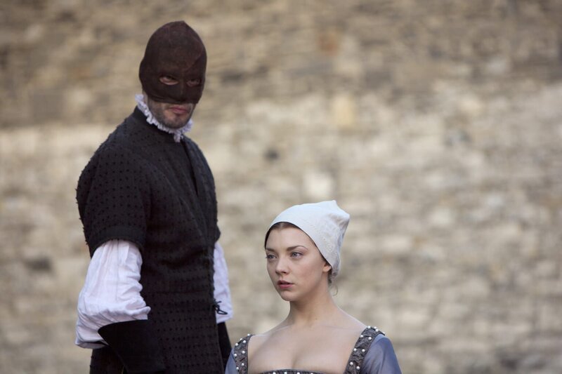 Wegen angeblichen Ehebruchs und Hochverrats wird Anne Boleyn (Natalie Dormer, r.) zum Tode durch Enthauptung verurteilt … – Bild: AXN White