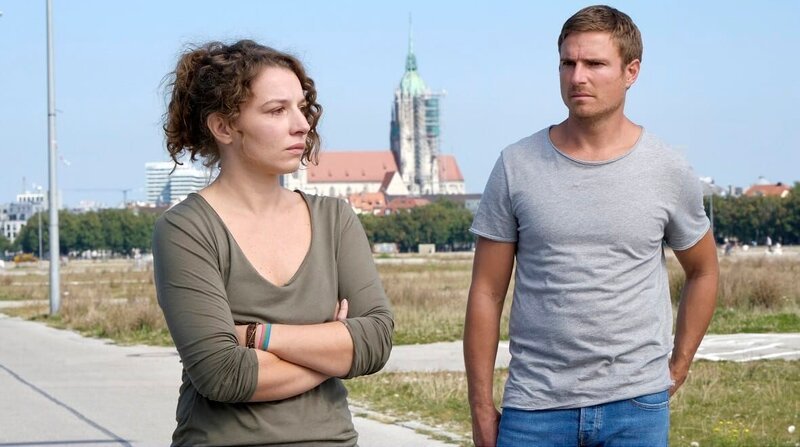Toni (Leo Reisinger) erfährt, was Jella (Antonia Bill) passiert ist. – Bild: Romance TV