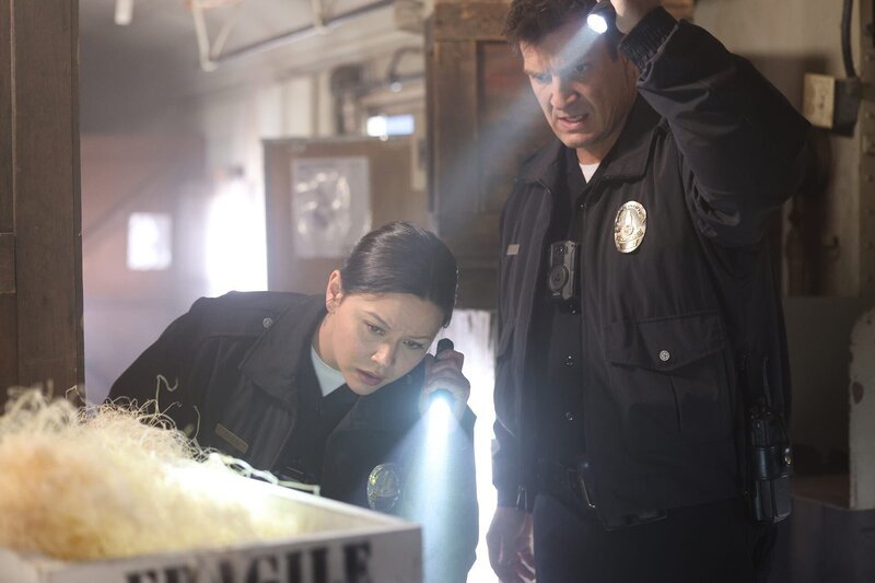 Als ein Eisenbahnraub eine tödliche Wendung nimmt, werden Chen (Melissa O’Neil) und Nolan (Nathan Fillion) gerufen, um zu ermitteln. Bei näherer Untersuchung des Wagons, machen sie eine überraschende Entdeckung. – Bild: ZDF und Raymond Liu
