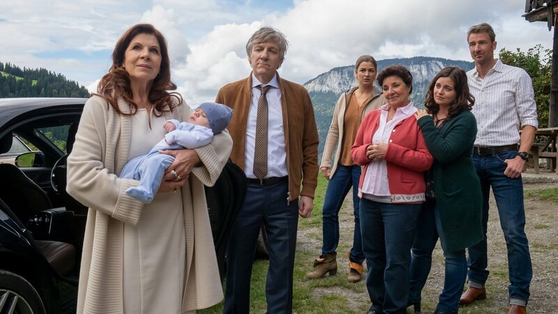 Der Bergdoktor Staffel 15 Extreme – Teil 1 Familie mit Frau, die ein Baby im Arm hält. Zwei Männer und zwei weitere Frauen: Claudia Wenzel als Thea Hochstetter, Marcel Wohleb als Franziskas Baby, Lutz Blochberger als Dr. Herold, Monika Baumgartner als Lisbeth Gruber, Ronja Forcher als Lilli Gruber, Heiko Ruprecht als Hans Gruber – Bild: SRF/​ZDF/​Erika Hauri
