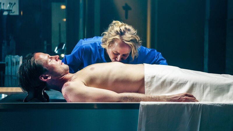 Blum (Anna Maria Mühe) verabschiedet sich von Mark (Maximilian Kraus) bevor sie ihn für die Beerdigung vorbereitet. – Bild: ORF/​Mona Film/​ Barry Films/​Stephan Burchardt