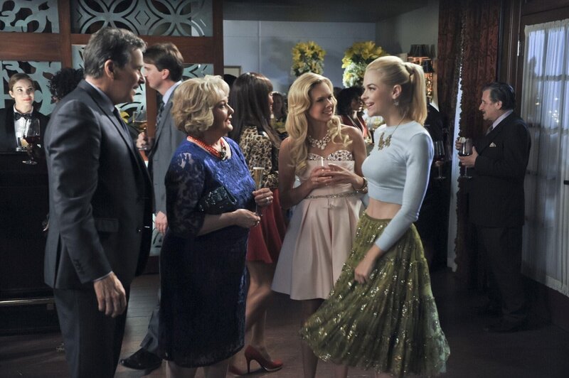 Die Verlobungsfeier steht bevor und Brick (Tim Matheson, l.), Bettie (Maree Cheatham, 2.v.l.) und Shelby (Laura Bell Bundy, 2.v.r.) setzen alles daran, das Fest für Lemon (Jaime King, r.) perfekt zu machen – doch diese scheint, auf Perfektion plötzlich gar keinen Wert mehr zu legen … – Bild: Warner Brothers