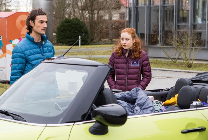 Ivo Maric (Jakob D’Aprile, li.) und Tamar Hummel (Linda Kummer, re.) sorgen sich um Sophia. – Bild: ARD/​Tom Fülle