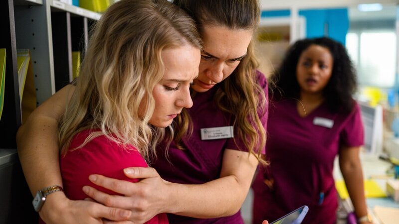 Mia (Antonia Döring, l.) fällt beim Anblick des Aktienkurses aus allen Wolken. Betty (Henrike Hahn, M.) und Zoe (Catherine Chikosi, r.) sind ebenfalls geschockt und versuchen ihre Freundin zu trösten. – Bild: Honorarfrei – nur für diese Sendung inkl. SocialMedia bei Nennung ZDF und Julia Feldhagen