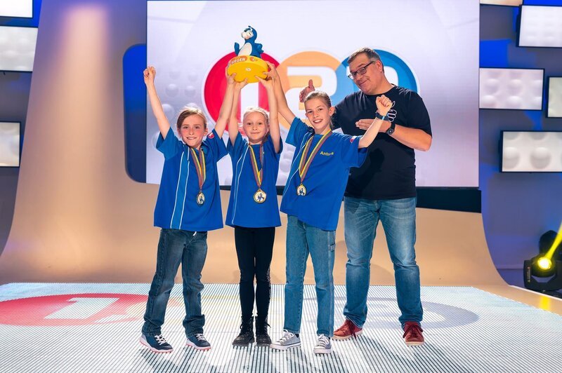 Das Rateteam aus Fürstenfeldbruck/​Deutschland mit Elton und dem Piet-Flosse-Pokal. – Bild: ZDF