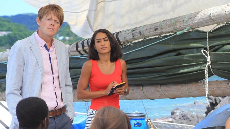 Humphrey (Kris Marshall, l.) und Florence Cassell (Joséphine Jobert, r.) nehmen erste Befragungen vor. – Bild: ZDF und Denis Guyenon