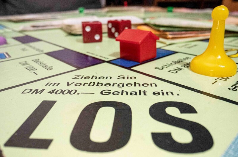 Das Brettspiel „Monopoly“ erobert seit mehr als hundert Jahren die Welt: Es wird in zahlreichen Ländern verkauft und erzielt Millionenumsätze pro Jahr. – Bild: Thomas Henk Henkel