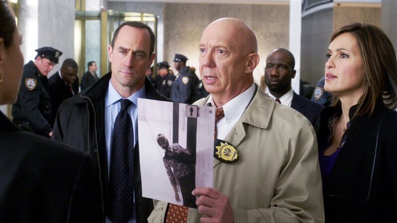 Wer hat den brutalen Mord an einer jungen Frau begangen? Die drei Detectives Stabler (Christopher Meloni, l), Cragen (Dann Florek) und Benson (Mariska Hargitay) ermitteln. – Bild: TVNOW