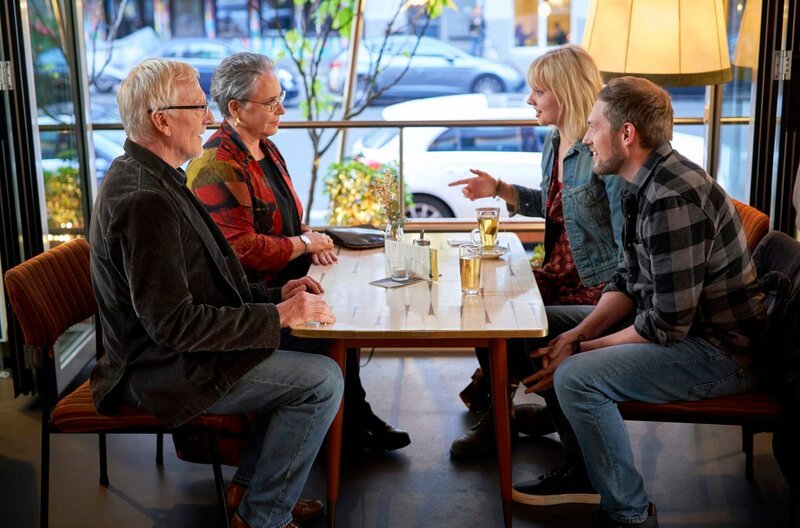 Anna (Katerina Jacob, 2. v. li.) und Herr Kurtz (Ernst Stötzner, li.) treffen Saskia (Berit Vander, 2. v. re.) mit Freund Tobias (Dominik Buch, re.). – Bild: ARD Degeto/​Guido Engels