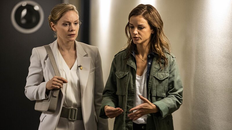 Harriet Sarratova (Christina Cole, l.) und Esther (Lynn Van Royen, r.) – Bild: Guillaume Van Laethem