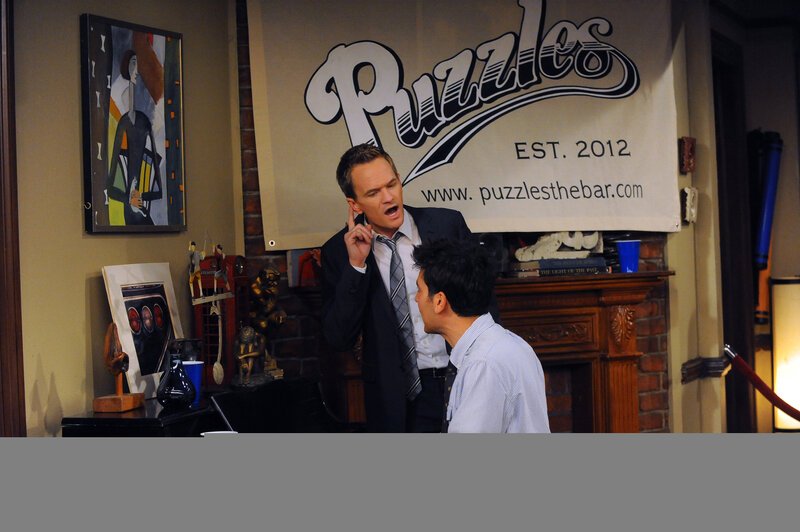 Während Barney (Neil Patrick Harris, l.) und Ted (Josh Radnor, r.) eine Bar namens „Puzzles“ eröffnen, springt Robin für einen betrunkenen Nachrichtensprecher ein … – Bild: 20th Century Fox International Television