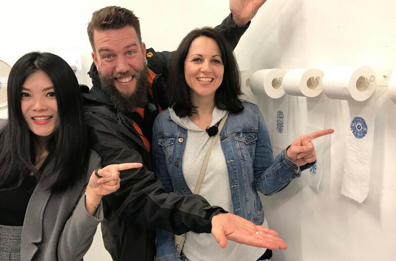 Zauberkünstler Kalibo und Reiseleiterin Maika treffen die Hongkonger Künstlerin MISS ANGEL HUI, die Tuschenmalerei auf Toilettenpapier bringt. Weiteres Bildmaterial finden Sie unter www.br-foto.de. – Bild: BR/​David Enge/​Bewegte Zeiten Filmproduktion