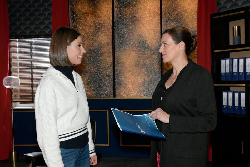 Matilda (Anna-Katharina Fecher, l.) versucht, bei Katrin (Ulrike Frank) ihre Kompetenz zu beweisen. – Bild: RTL /​ Rolf Baumgartner