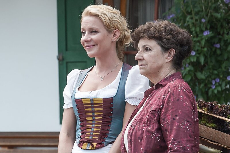 Lisbeth (Monika Baumgartner, r.) beliefert trotz des strikten Arbeitsverbots ihres Sohnes Martin das Wirtshaus von Susanne Dreiseitl (Natalie O’Hara, l.). – Bild: Stefanie Leo