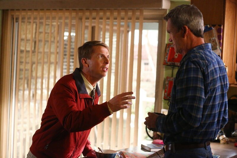 Gelingt es Mike (Neil Flynn, r.), Dr. Goodwin (Jack McBrayer, l.) zu überzeugen, für ihn zu lügen?; Gelingt es Mike (Neil Flynn, r.), Dr. Goodwin (Jack McBrayer, l.) zu überzeugen, für ihn zu lügen? – Bild: Warner Bros.