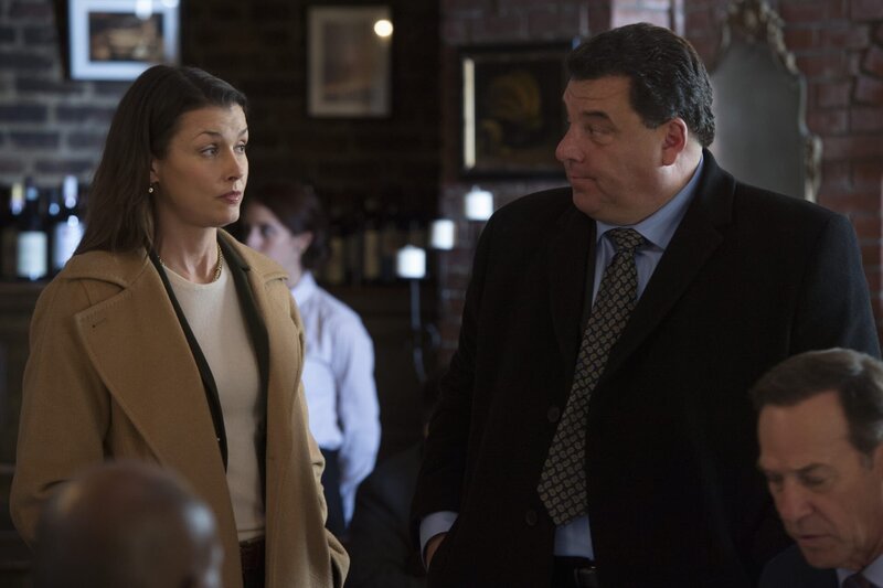 Erin (Bridgert Moynahan, l.) und Anthony (Steve Schirripa, r.) wollen bei der Festnahme an einem Senator kein Aufsehen erregen. Als der jedoch aufmüpfig wird und Erin sogar bedroht, wird es hässlich … – Bild: CBS Broadcasting Inc.