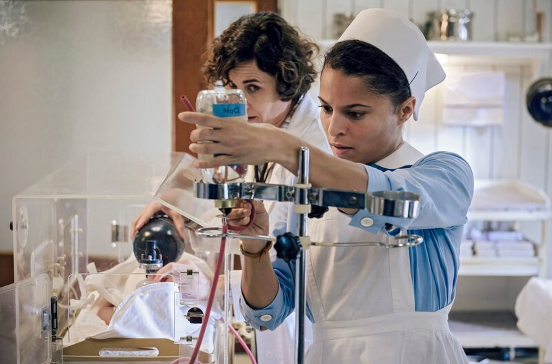 Neugeborenen-Sepsis: Kinderärztin Ingeborg Rapoport (Nina Kunzendorf, l.) und Schwester Arianna (Patricia Meeden, r.) kämpfen um das Leben des Babys. – Bild: MDR/​ARD/​Stanislav Honzik