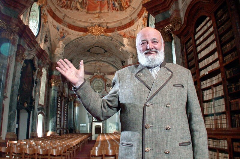Sepp Forcher in der Stiftsbibliothek Altenburg. – Bild: ORF