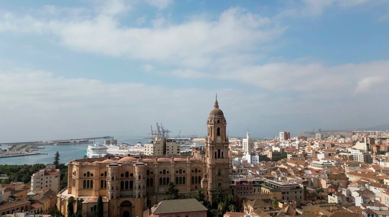 Die Kathedrale von Málaga – mit vollem Namen „Santa Iglesia Catedral Basílica de la Encarnación“ – gilt als Juwel der spanischen Renaissance. Mit dem Bau des Gotteshauses wurde im 16. Jahrhundert begonnen und obwohl bis 1782 daran gearbeitet wurde, konnte die Kathedrale nie komplett fertiggestellt werden. – Bild: NDR/​Manfred Uhlig/​Ralf Biehler/​Konstantin Tanner/​Johannes Rudolph