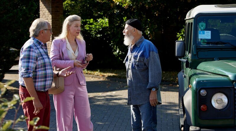 Schmitz (Hartmut Volle, l.) und Reinhard Bielefelder (Bill Mockridge, r.) befragen die Restaurantkritikerin Susanne Brnic (Antje Widdra, M.). – Bild: ARD/​Kai Schulz