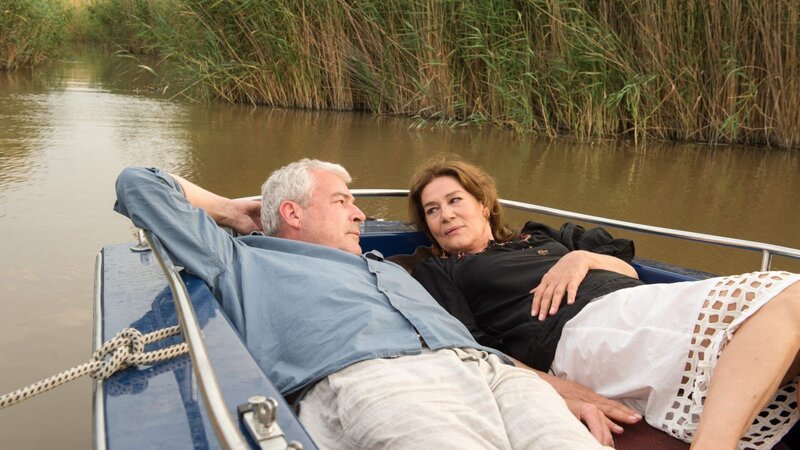 Ein Sommer im Burgenland Romantischer Bootsausflug: Oliver Karbus als Harald Brandl, Hannelore Elsner als Maria Graf. – Bild: SRF/​ZDF/​Oliver Roth