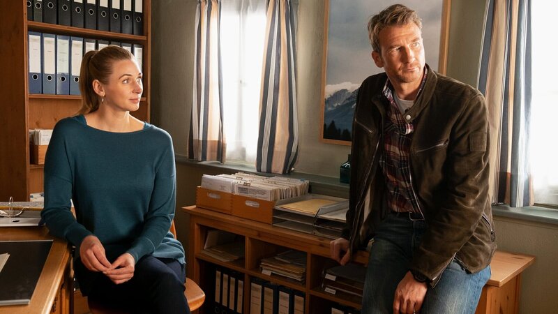 Der Bergdoktor Staffel 15 Extreme – Teil 2 Frau und Mann in Holzstube: Andrea Gerhard als Linn Kemper, Heiko Ruprecht als Hans Gruber – Bild: SRF/​ZDF/​Erika Hauri