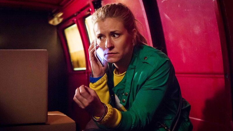Jenny (Birte Hanusrichter) kauert in der Ecke des Transporters … – Bild: RTL Passion