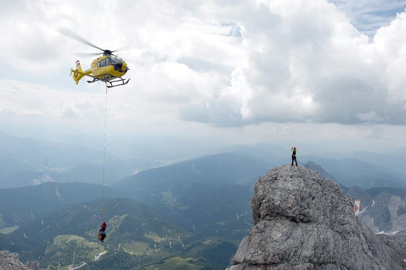 Die Bergretter im Einsatz. – Bild: Thomas R. Schumann