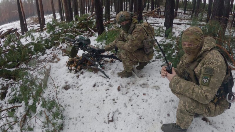 Russland schickt fortlaufend neue Trupps an die Ostfront. Zahlenmäßig sind die Ukrainer deutlich unterlegen. – Bild: ZDF Russland schickt fortlaufend neue Trupps an die Ostfront. Zahlenmäßig sind die Ukrainer deutlich unterlegen. – Bild: ZDF