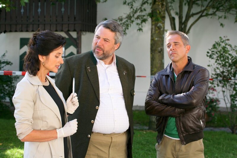 Noch am Tatort ermitteln Stadler (Dieter Fischer, m.), Bergmann (Florian Fitz, r.) und Dr. Eckstein (Petra Einhoff, l.), wer den Paparazzo ermordet hat. – Bild: PLURIMEDIA (ZDF /​ Bavaria Fernsehprod./​ Christian A. Rieger)