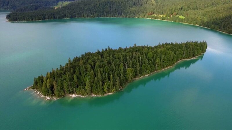 Der Walchensee mit der Insel Sassau – Bild: SRF/​BR/​TELLUX FILM GmbH