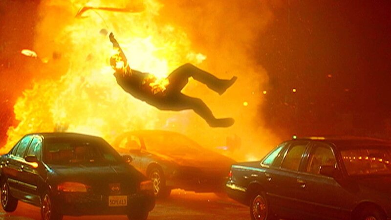 Eine Autobombe explodiert vor einem Hotel. Der Fahrer des Wagens und ein Hotelangestellter sind sofort tot … – Bild: TVNOW /​ CBS